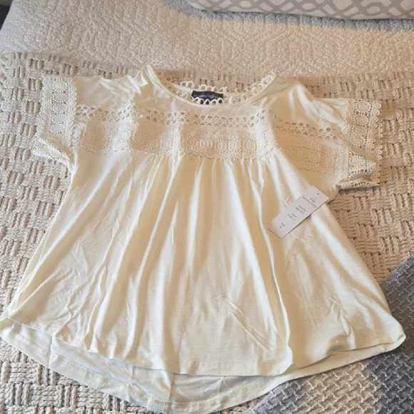 Elegant Women's Blouse with Lace Detail in Cream - Picture 2 of 7